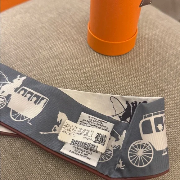 HERMES BNIB Paris Qui Roule forever Twilly Leather trim silk twilly - Picture 5 of 6